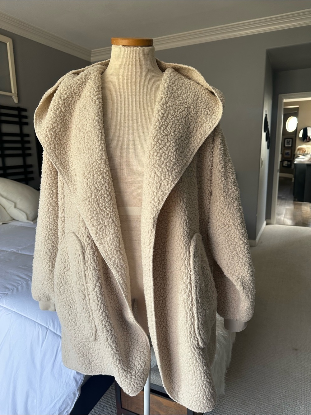 UnHide Hooded Teddy Jacket in Cream size medium - Picture 6 of 12